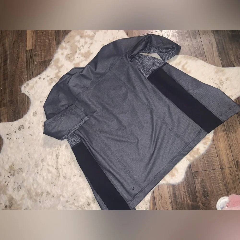 Like new lululemon car cocoon coat grey logo spring designer winter activewear